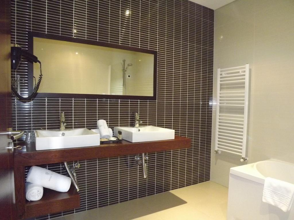 Hotel Do Vale Aguiar da Beira Exteriör bild
